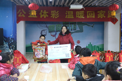 1454316697735532.jpg 爱心让冬天更温暖,南京体彩让孩子们回家路更快乐2.jpg