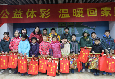 1454316707203758.jpg 爱心让冬天更温暖,南京体彩让孩子们回家路更快乐1.jpg