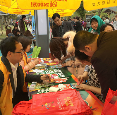 1459927458425105.jpg 1、 镇江体彩在“黄明登圌”民俗节开展“大乐透5亿大派奖”宣传和即开户外体验活动照片.jpg