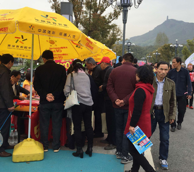 1459927468638264.jpg 2、 镇江体彩在“黄明登圌”民俗节开展“大乐透5亿大派奖”宣传和即开户外体验活动照片.jpg