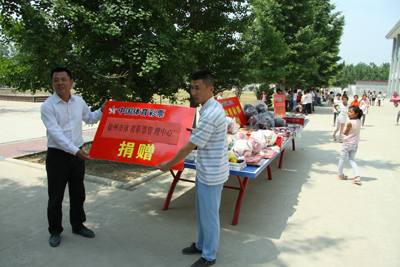 房主任向校方捐赠价值万余元体育用品.jpg