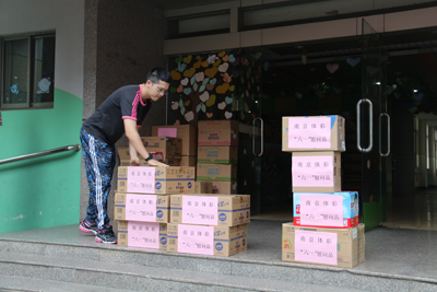 1464855693613745.jpg 欢度六一让爱不再孤单,南京体彩关爱呵护孤残儿童3.jpg