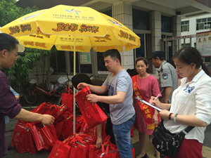 1465368822563724.jpg 高考送考.jpg