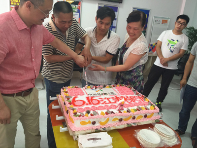 1466405454108269.jpg 切蛋糕.jpg