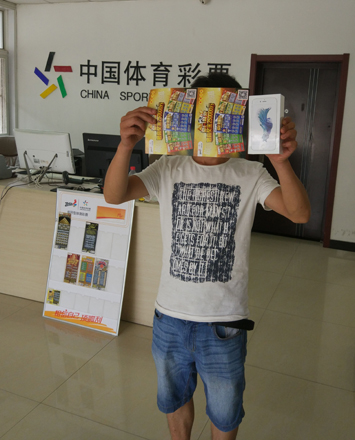 范欢喜领奖.jpg