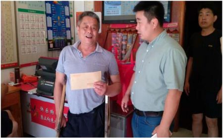 超历史暴雨来袭 溧阳体彩慰问受灾网点2.jpg