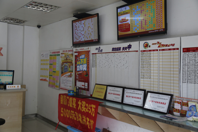 1468459096526099.jpg 2、延续欧洲杯的疯狂 镇江体彩11307站点彩民喜中竞彩奖金16万多照片.jpg