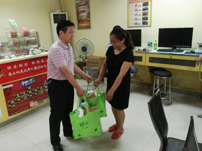 宿迁体彩开展网点送清凉活动1.jpg
