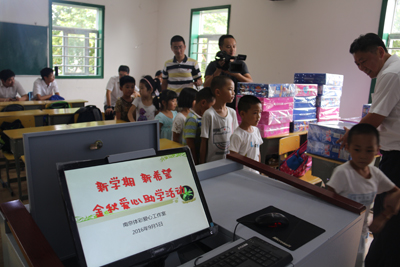 1473144988268570.jpg 南京体彩爱心工作室开展“金秋助学__爱心圆梦”活动3.jpg