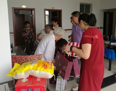 1、爱在中秋 情暖人心 镇江丹徒体彩慰问养老院老人.jpg