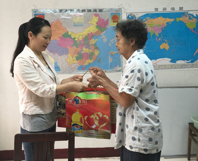 1474616765673248.jpg 南通体彩金秋送关爱 帮扶病残、失独群体1.jpg