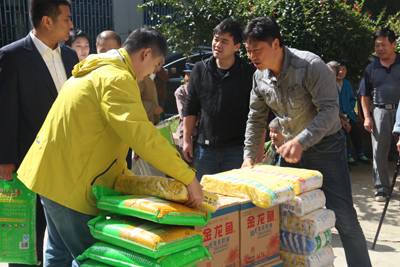 1476082430567686.jpg 践行“两学一做” 敬老爱老让重阳更温暖1.jpg