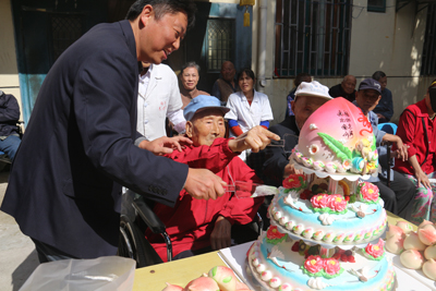 1476082484729028.jpg 践行“两学一做” 敬老爱老让重阳更温暖4.jpg