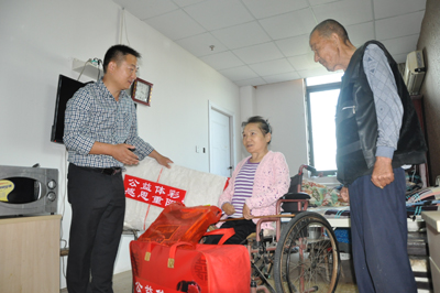 徐小军主任慰问困难老人.jpg