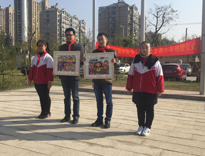 南通：捐赠器材助力足球特色教育.jpg