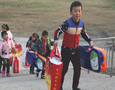 1482203047567246.jpg 1、镇江体彩“爱心暖冬 公益助学”活动走进韦岗小学.jpg