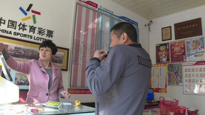 1482454023918388.jpg 体彩销售员李菊妹一家被评为全国文明家庭.jpg