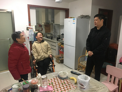 慰问困难户 无锡体彩爱心暖冬在行动.jpg