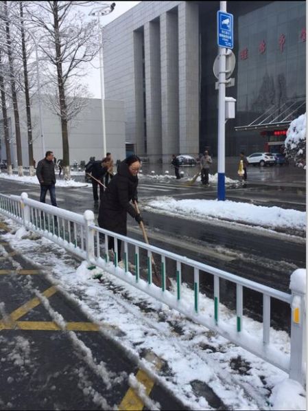 初雪迎小年 淮安体彩扫雪助出行3.jpg