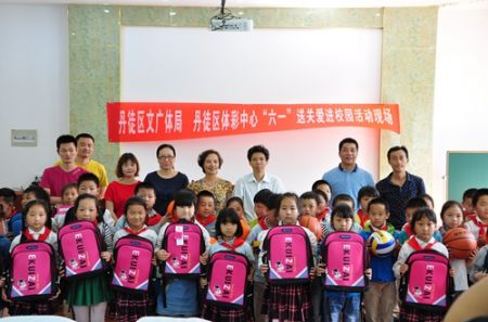 3、镇江丹徒体彩“‘六一’送关爱进校园”活动为孩子们送欢笑 照片.jpg