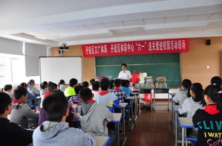 4、镇江丹徒体彩“‘六一’送关爱进校园”活动为孩子们送欢笑 照片.jpg