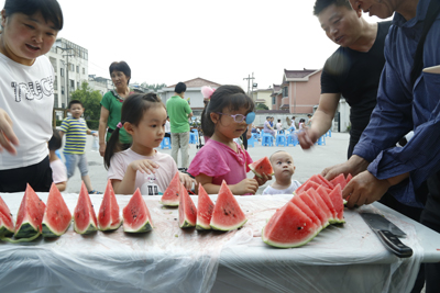 1507618184450402.jpg 电影纳凉晚会免费畅吃西瓜.jpg