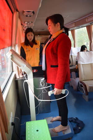 1509671405305962.jpg 泰州体彩送体质监测进社区1.jpg