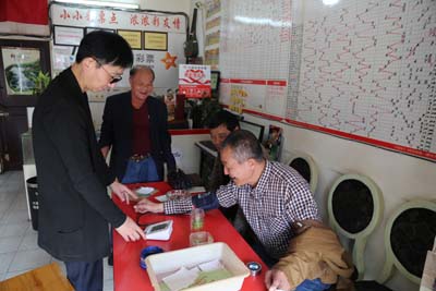 1509949716200690.jpg 1、金秋送关爱 镇江体彩爱心站为市民送温暖照片.jpg