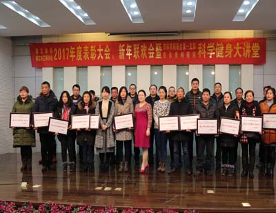 1孙佑美主任及市中心工作人员与受表彰站点合影照片.jpg