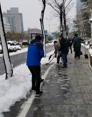 1515133808263693.jpg 扬州体彩开展扫雪活动2.jpg