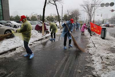 1515134120128327.jpg 2镇江市体育局联合第一党支部、镇江市体彩中心开展扫雪活动照片.jpg