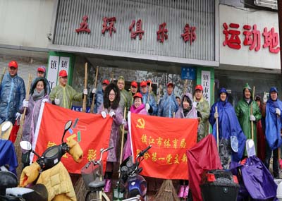 1515134128959121.jpg 1镇江市体育局联合第一党支部、镇江市体彩中心开展扫雪活动照片.jpg