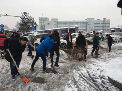 初雪迎新年 淮安体彩扫雪助出行 (3).jpg