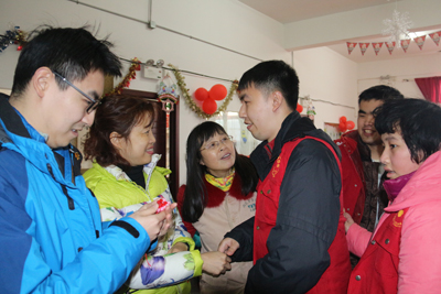 1516864559871910.jpg 与孩子们互动.jpg