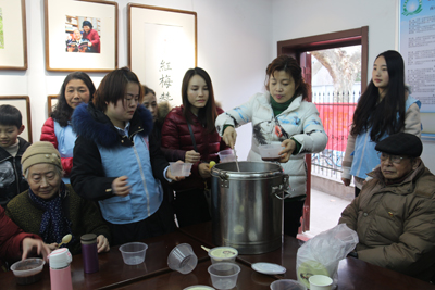 1516864611389513.jpg 体彩爱心工作室负责人为梅园新村社区邻里中心老人分发腊八粥.jpg