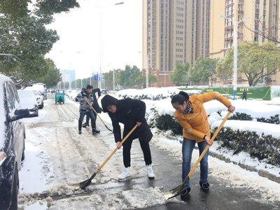 大雪封路 溧阳体彩献真情.jpg