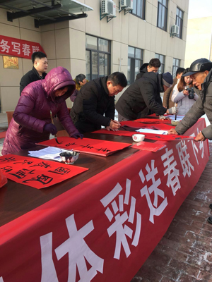 1517817921403775.jpg 4、墨香飘溢暖人心 镇江句容体彩开展“送春联下乡”活动照片.jpg