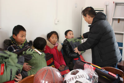 “公益体彩 爱心暖冬”淮安走进三树小学 (1).jpg