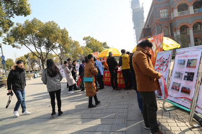 4福满情浓送春联 镇江体彩在西津渡开展地推活动照片.jpg