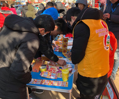 新年送好运 连云港东海体彩开展嘉年华地推活动1.jpg