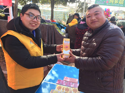 新年送好运 连云港东海体彩开展嘉年华地推活动4.jpg