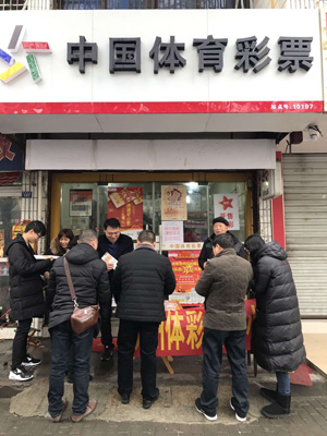 扬州体彩春节期间开展顶呱刮新春地推活动5.jpg