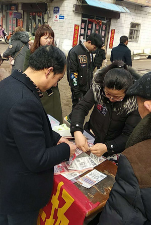 1519626795180017.jpg 扬州宝应开展新春顶呱刮地推活动2.jpg