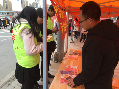 1519956776726454.jpg 宿迁体彩在元宵花灯庙会开展地推活动-3.jpg