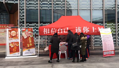 1520304953970591.jpg 扬州体彩在李宁体育园开展顶呱刮新春地推活动2.jpg