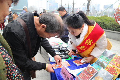 1521163490389496.jpg 6镇江体彩嘉年华地推活动走进“3·15”广场咨询现场共话美好生活照片.jpg