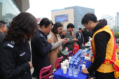 1521163504394041.jpg 13镇江体彩嘉年华地推活动走进“3·15”广场咨询现场共话美好生活照片.jpg