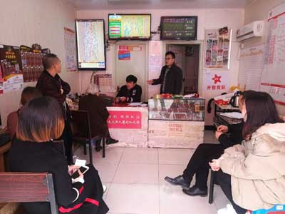 1522132859661082.jpg 扬州体彩开展体彩嘉年华网点地推驻店体验活动3.jpg