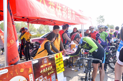 助力2018年扬州马拉松自行车骑行大会 扬州仪征开展嘉年华地推活动3.jpg