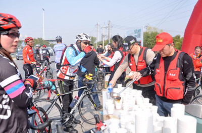 助力2018年扬州马拉松自行车骑行大会 扬州仪征开展嘉年华地推活动2.jpg